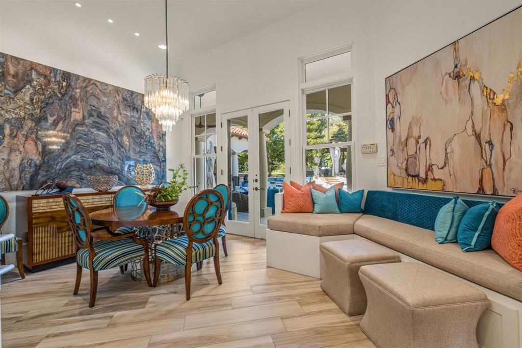 Breakfast nook with a round table, teal chairs and a blue-agate quartzite feature wall